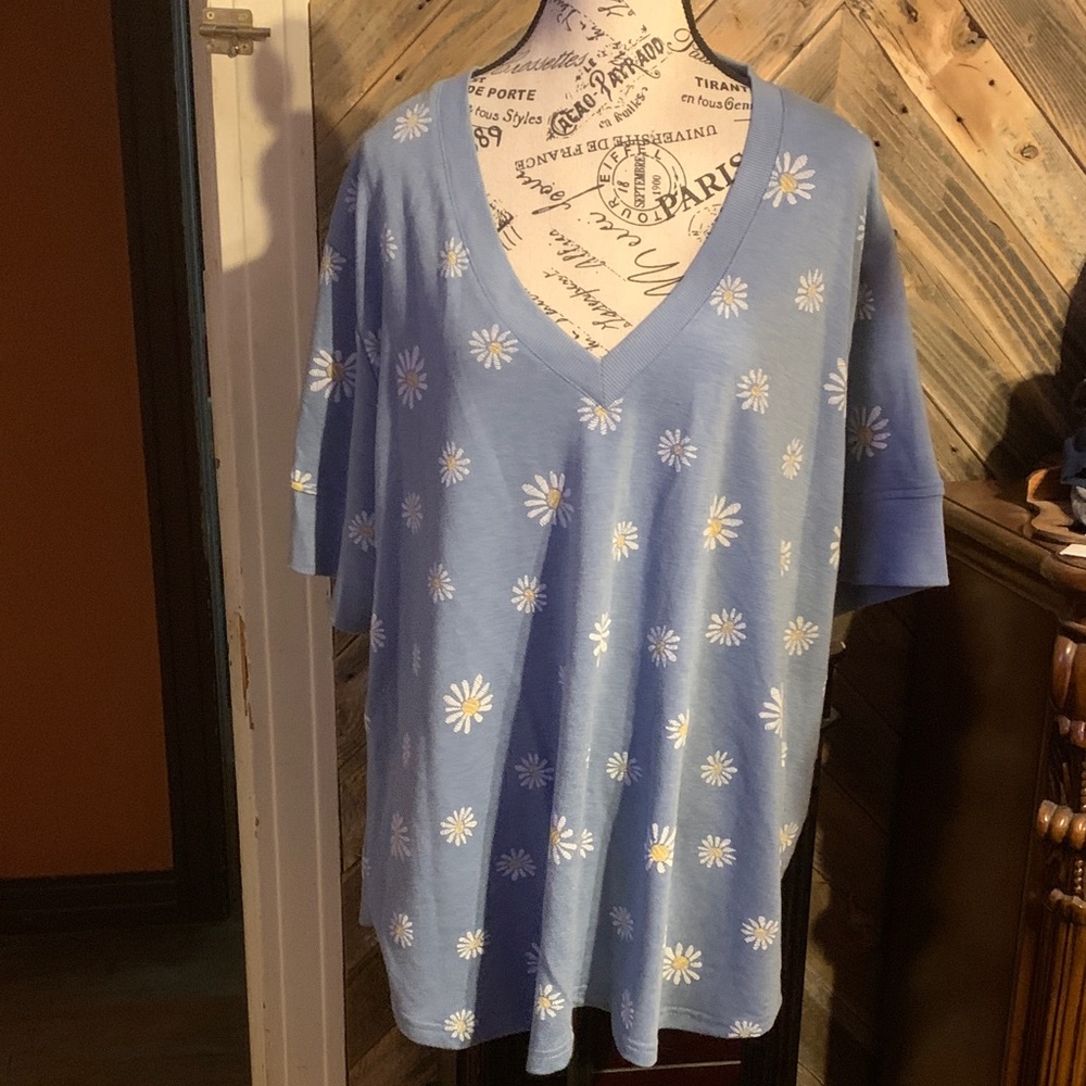 Jane and Delancey Light Blue Daisy V-Neck Short Sleeve Top